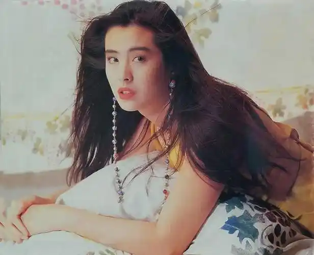 56岁王祖贤出席活动被偶遇白衣长发梦回小倩出家后更放飞自我