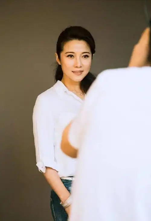 演员颜丙燕10年拿8个影后声称没钱也不接广告至今单身