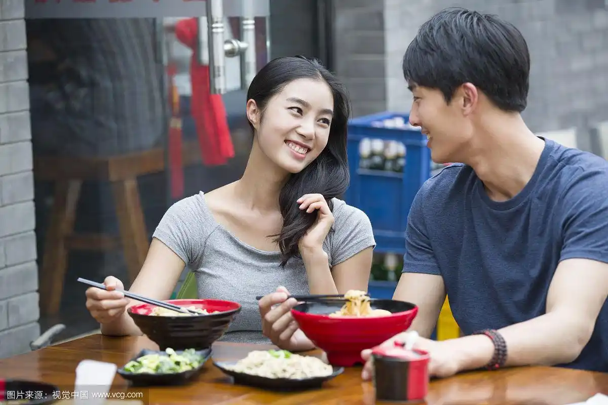 年轻情侣一起吃午餐