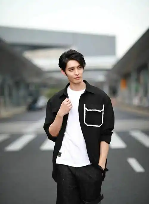 台湾艺人曹佑宁再登热搜曹佑宁与相恋六年女友分手