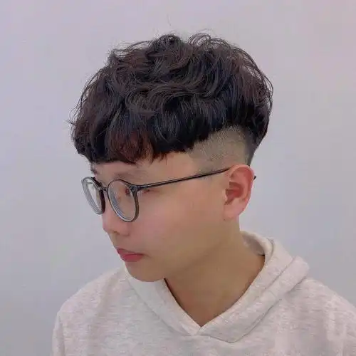 朝气短卷发男生短发烫起来超级帅