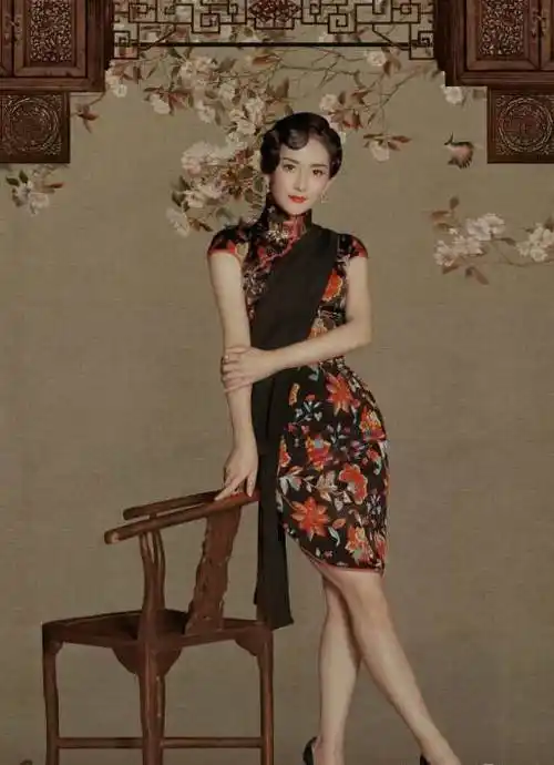 身者旗袍坐在红木椅上也别有一份风味.