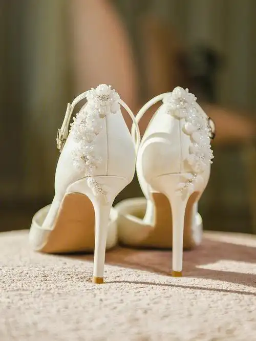 白色婚鞋就选它简约大气
