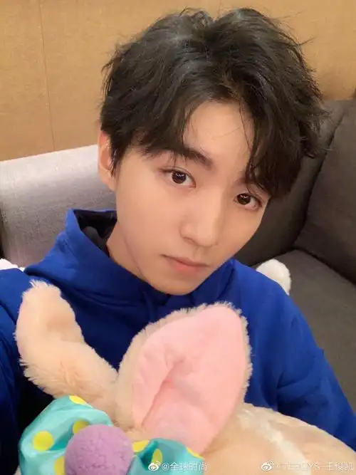 王俊凯 自拍合集 — 带你360°观察小凯.