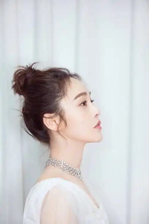 张佳宁在如懿传中饰演海兰,她的演技非常好,而且长相也很漂亮,是一个