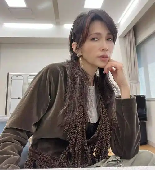 51岁工藤静香拿错色号脸显干瘪,脚踝快细过手腕,穿牛蹄靴遭吐槽_女儿