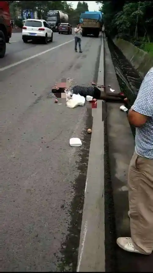 峨眉九里佛光水泥厂门口车祸一女子被当场爆头太惨了