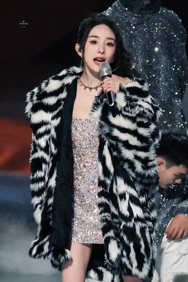 很爱你 明年我也会这么说 不止明年#杨幂 #湖南卫视跨年晚会 - 抖音