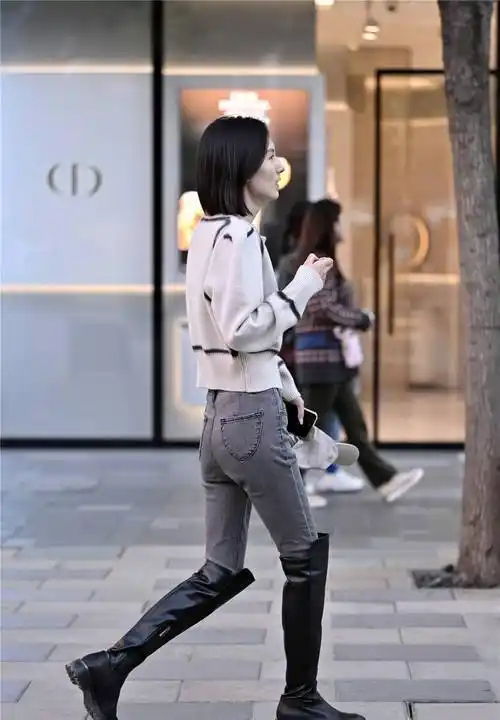 长靴搭配牛仔裤,秋冬季节穿搭注意保暖,也要有点个性呈现_靴子_黑色