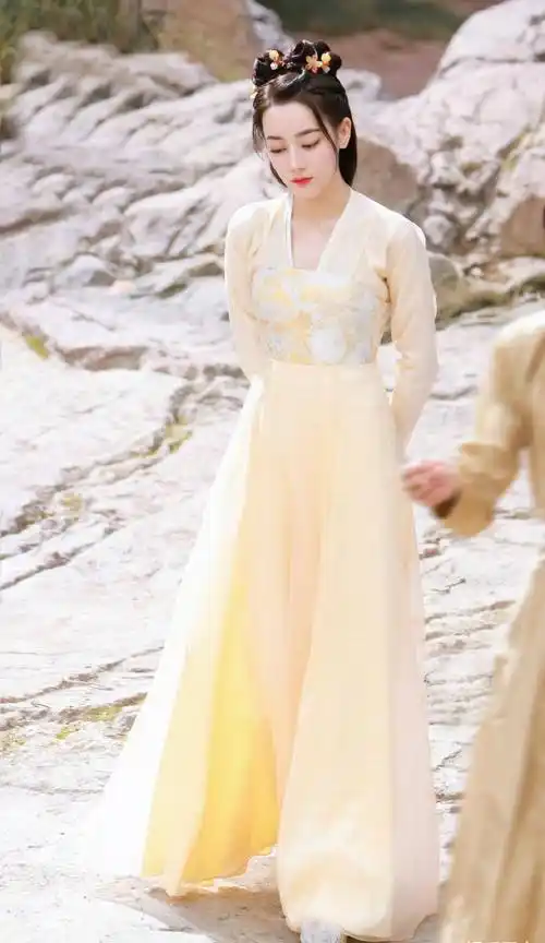 迪丽热巴《安乐传》全造型,红黄紫三色古装切换时尚动人,被龚俊宠爱