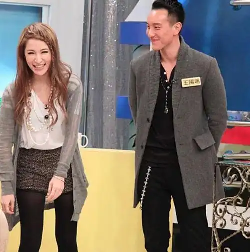 色字头上带刀,爱只选"嫩男"的萧亚轩,现年四十六岁未婚单身