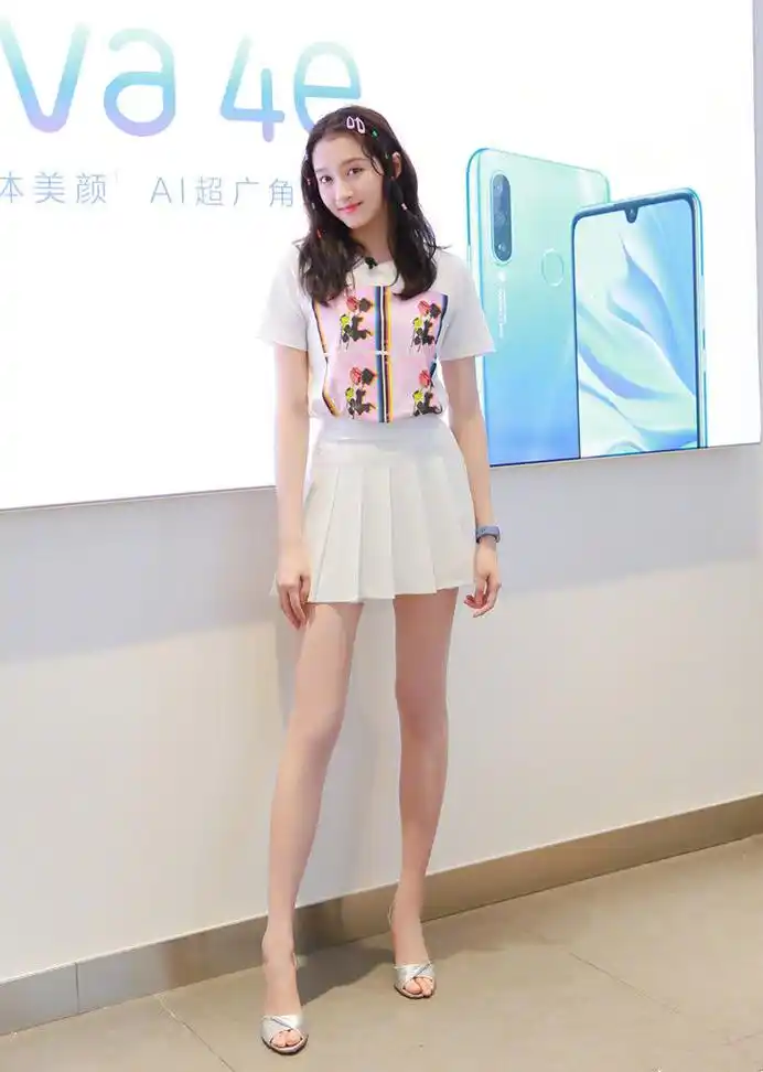 原创关晓彤还是穿短裙更美,搭配白色polo衫清新乖巧,漫画腿好不真实