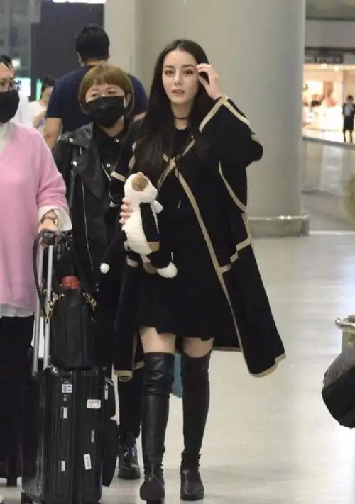 在机场的街拍中,迪丽热巴的秋冬造型都跟大衣有着密切的关联.