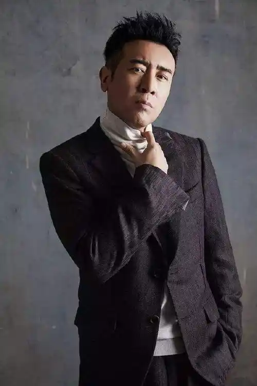 于和伟看自己的美颜照片看yue了