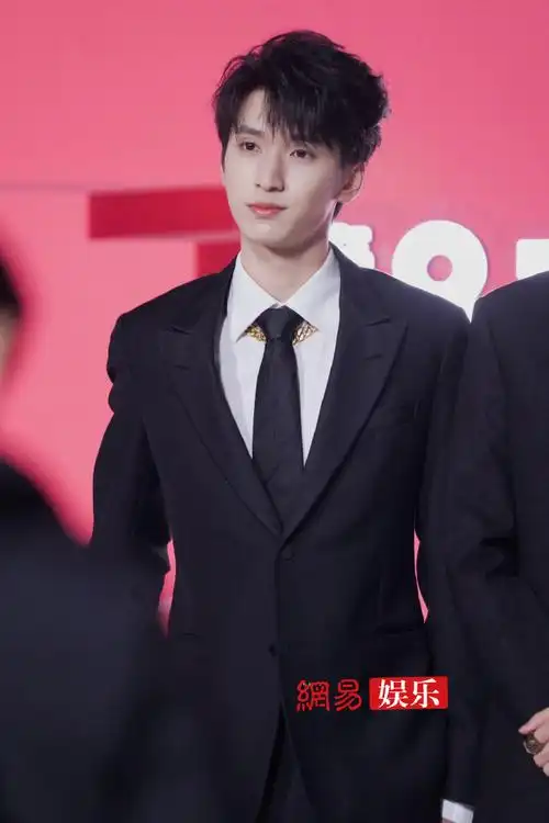 小易在现场##东方风云榜云现场#@时代少年团-严浩翔黑西装搭配黑领带