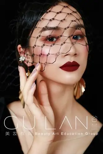 谷兰美妆教育频道的化妆造型作品《时尚个性晚礼》