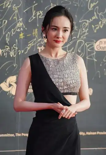 杨幂的身材好似人间芭比,腰细腿长让人羡慕,侧身看更立体