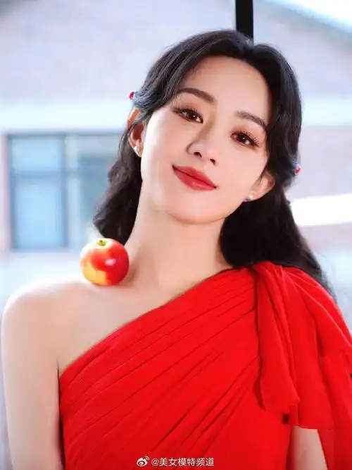 赵丽颖斜肩红裙摇曳优雅锁骨上放苹果超吸睛