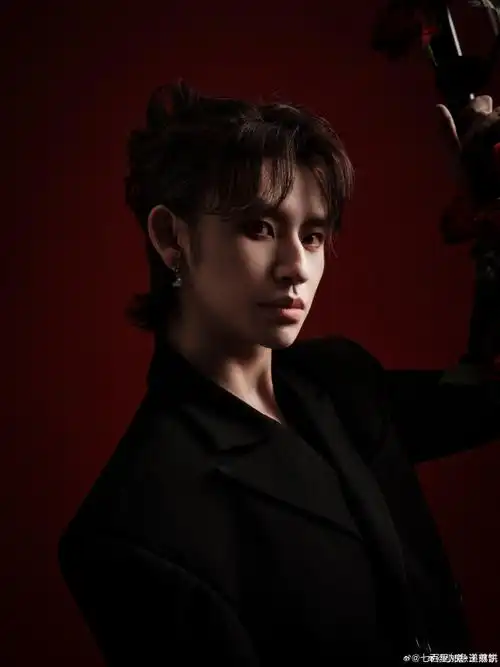 花海里拍照#哇小鬼王琳凯生日的第二套新造型好有创意,精致的猫耳发型