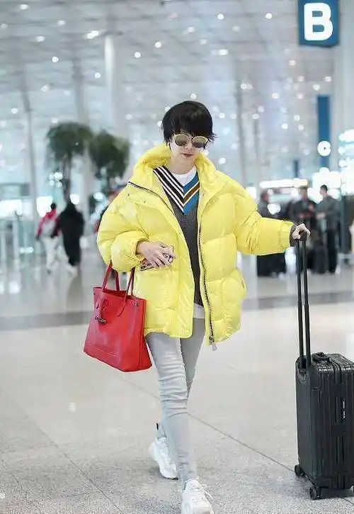 海清太会装嫩了,连棉服都挑黄色的,配紧身裤艳丽又可爱_羽绒服_显得
