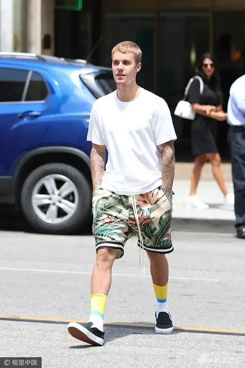 5         贾斯汀·比伯身穿花裤衩步行外出吃午餐,插着兜耍帅,嘶一