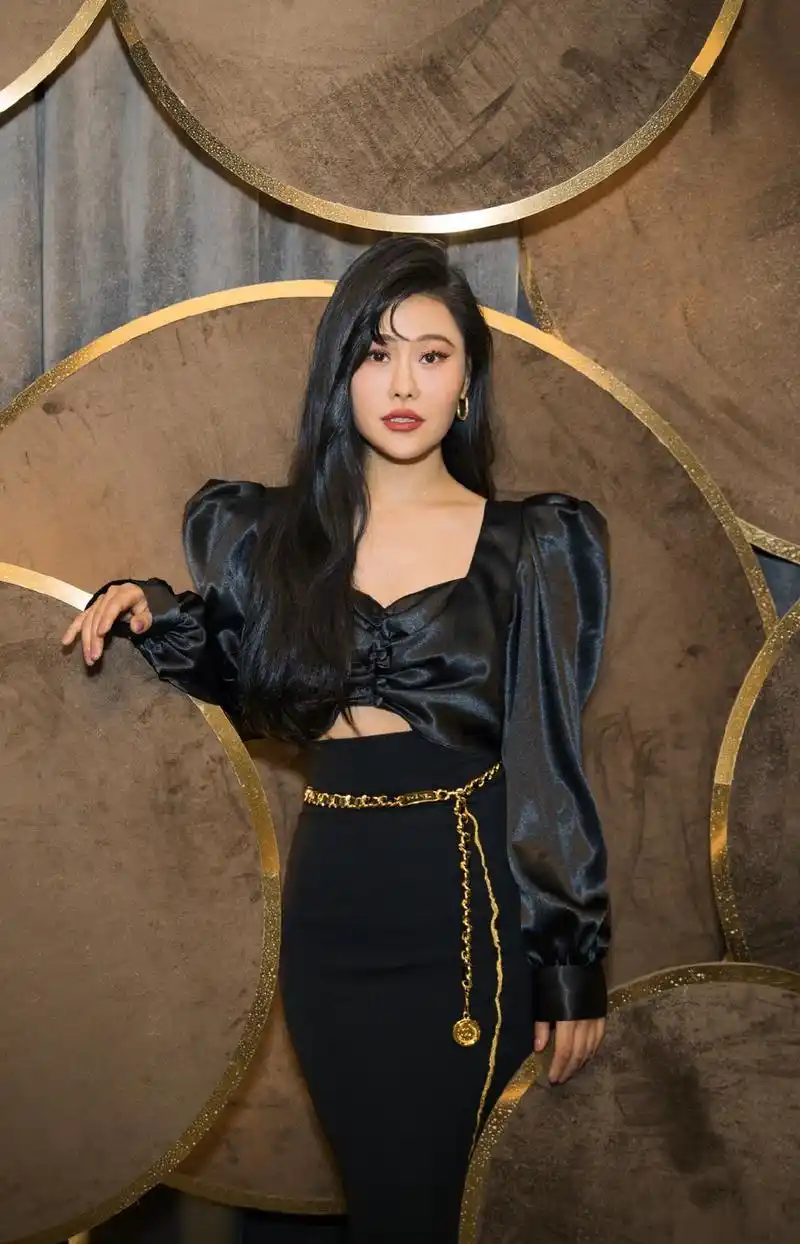 袁娅维晒复古风自拍风韵十足 盯镜头浅笑电眼迷人_娱乐频道_中国青年