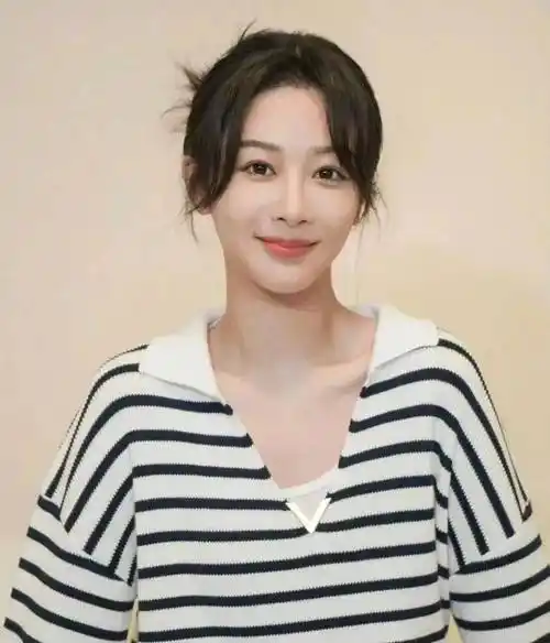 现在的杨紫,穿一字肩为什么更好看了?-第55张图片-松柏科技