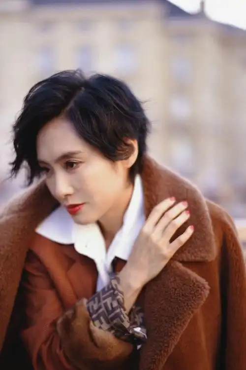 组图:朱茵白色衬衫搭焦糖色西装 尽显紫霞仙子魅力