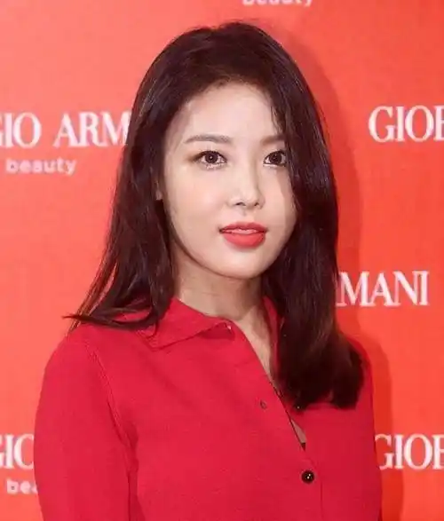 谁知出道仅5个月,泫雅就因肠胃炎被永久退出了组合.