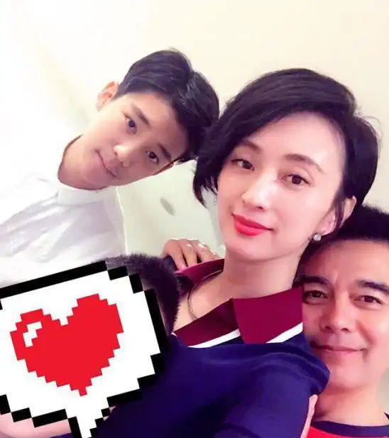 走进演员许亚军的家,跟孩子在家躺地上玩,没有一点明星的架子