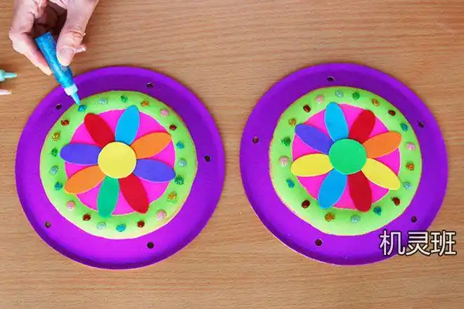 幼儿园自制能发声的乐器纸盘手工制作铃鼓玩具步骤图解