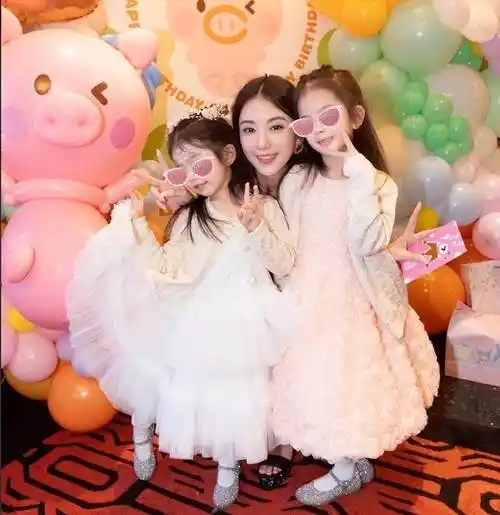 方媛晒全家福庆生,58岁郭富城送娇妻巨型玫瑰,夫妻俩越爱越高调