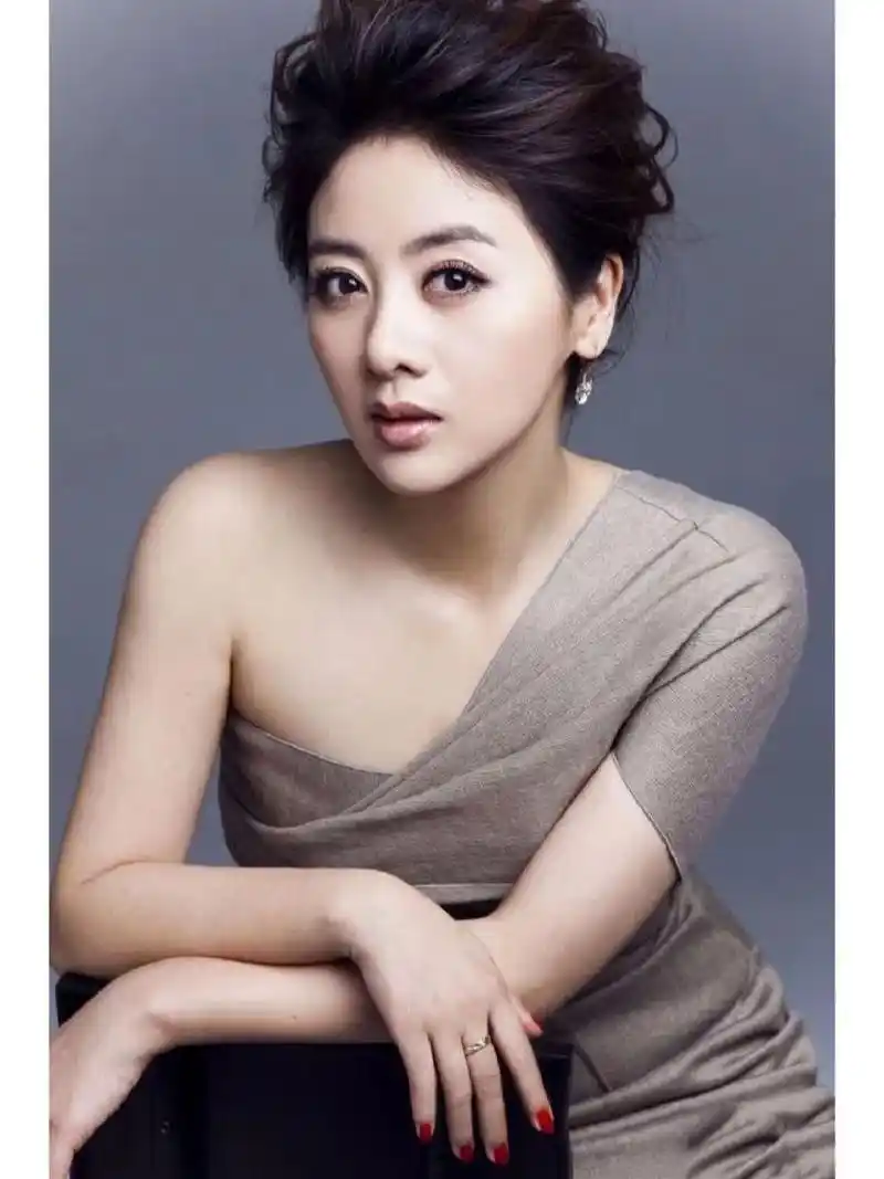 小李琳 小李琳,又名李佳璘,1980年8月4日出生于湖北省武汉市,毕业于