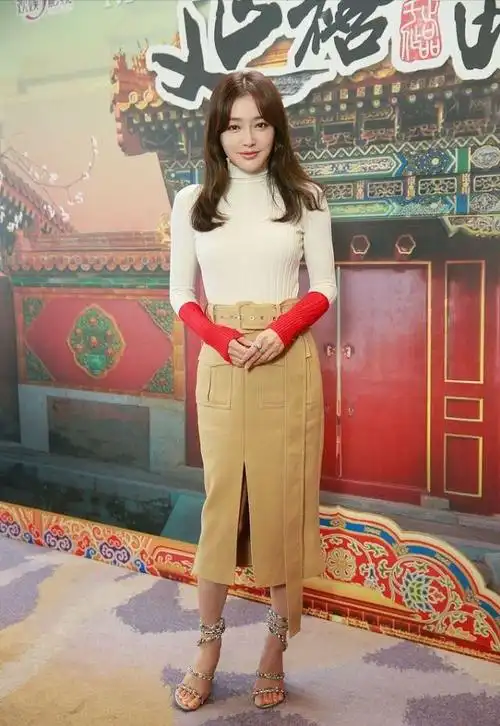 秦岚穿蕾丝衬衫配半身裙,显得腿好细,身材好得一点不像43岁