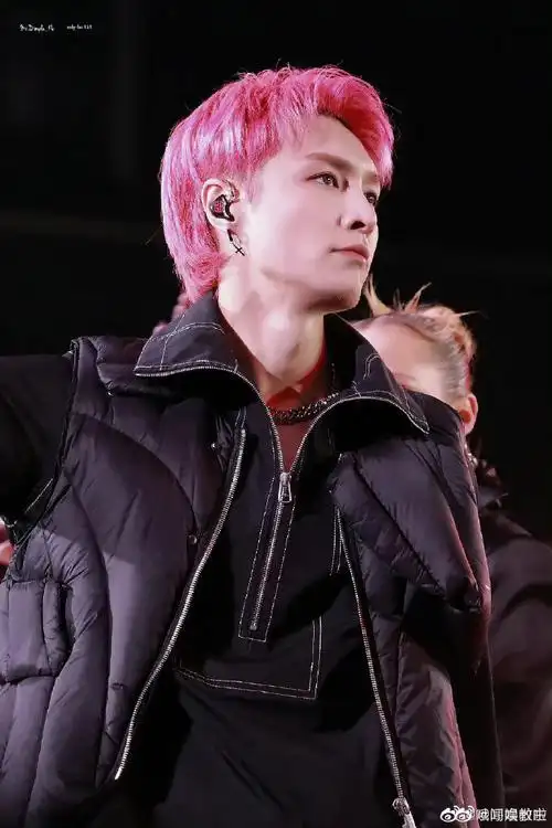 张艺兴粉发墨镜造型##张艺兴metamoon音乐节饭拍