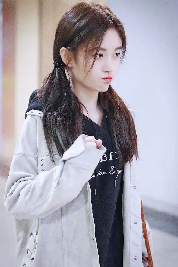 鞠婧祎可爱双马尾街拍照图片[2/4]_明星_美桌网