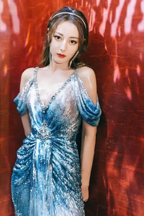 迪丽热巴cosmo红毯造型 / 身着蓝色闪片大v领礼服裙