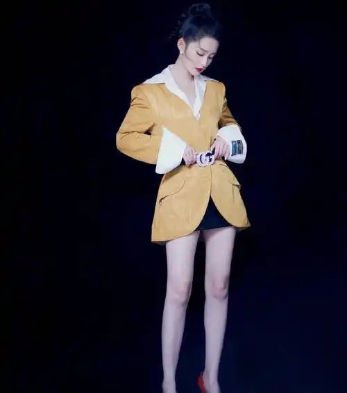 李沁身高166体重90斤,穿v领外套配超短裙,双腿堪比香肠_颜色_粉色