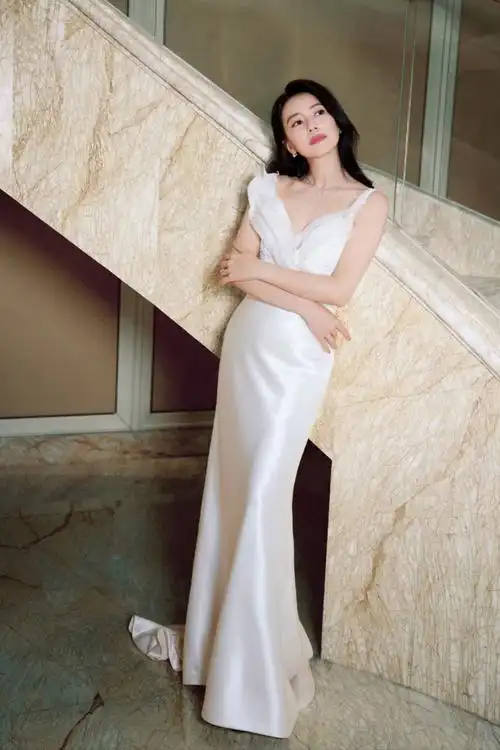 高圆圆白色深v礼裙美照,优雅的气.@苏家小娱的动态