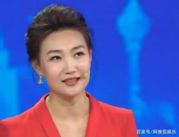 原创她是新闻联播主持人摘下戴了13年的假发减龄10岁不止