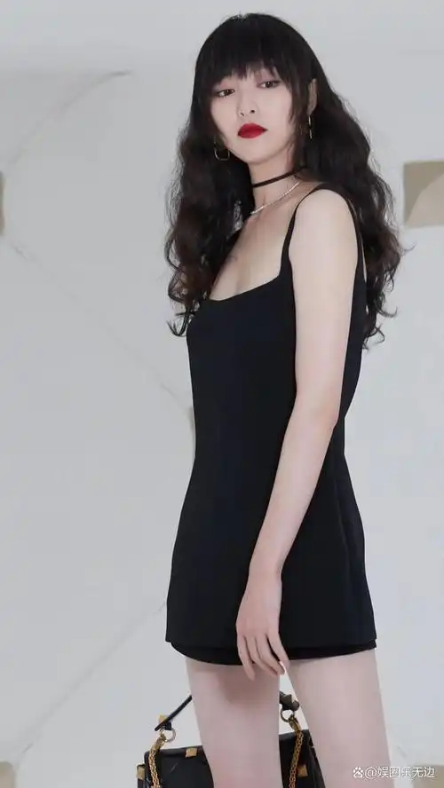 「唐嫣性感写真美图」黑色吊带连衣裙,肤白貌美大长腿,优雅迷人