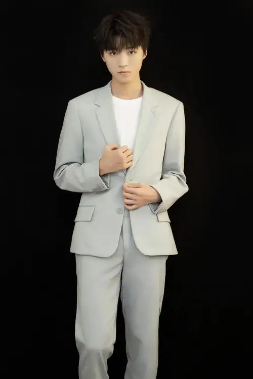 tfboys-王俊凯 将第一次主持今晚五四晚会.两套装扮各显风格气质