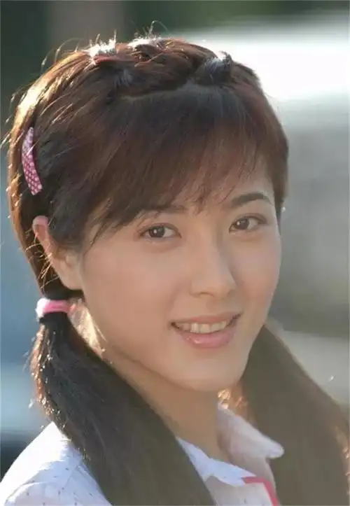 中戏校花曾黎200年才出的美女为什么一直不火