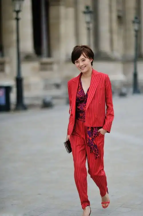 孙俪红色西服套装惊艳巴黎街头