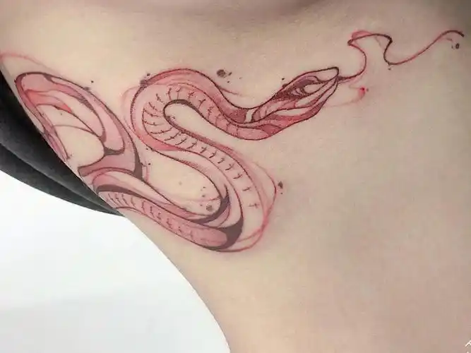 蛇象征幸运,吉祥,神圣·比做女人,也是神秘,距离,冷酷,美艳的#纹身