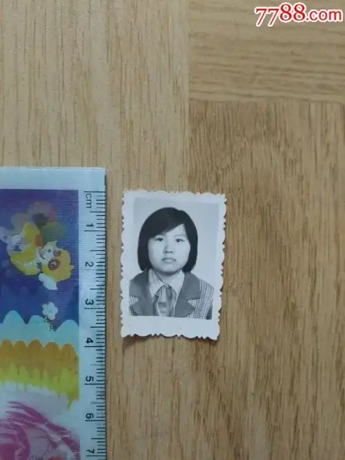 80年代女孩黑白照片证件照一张