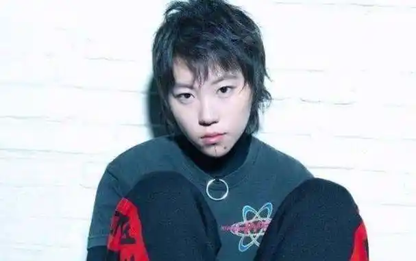 窦靖童晒自拍美照,手指纹身抢镜,金色短发酷似王菲年轻时_个人_创作