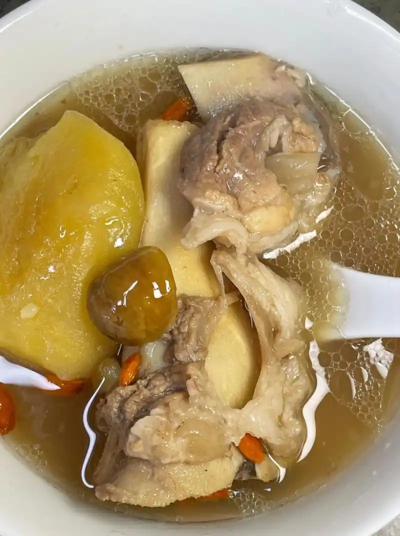 今天我要和大家分享一道我做的苹果山药猪骨汤,这款汤品真的是秋天的