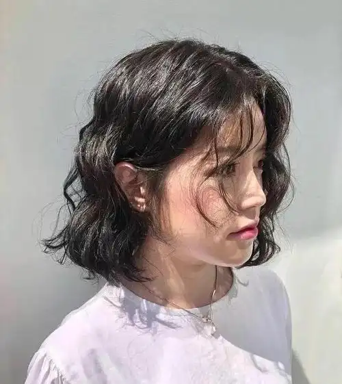 2022短发烫发发型图片女减龄 超级显脸小的短发造型