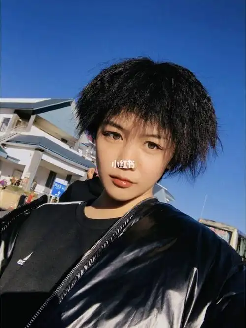 黄色蓬松锡纸烫的短发造型,显得宋祖儿自己也有很个性的一面,看锡纸烫